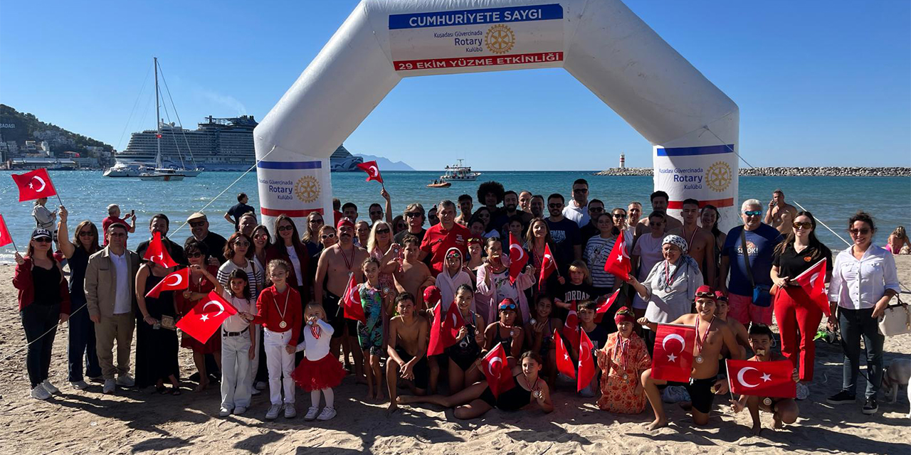 Kuşadası Güvercinada Rotary Kulübü’nden “Cumhuriyete Saygı Yüzme Etkinliği”