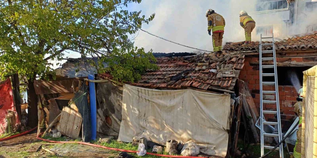 Metruk binada çıkan yangın korkuttu