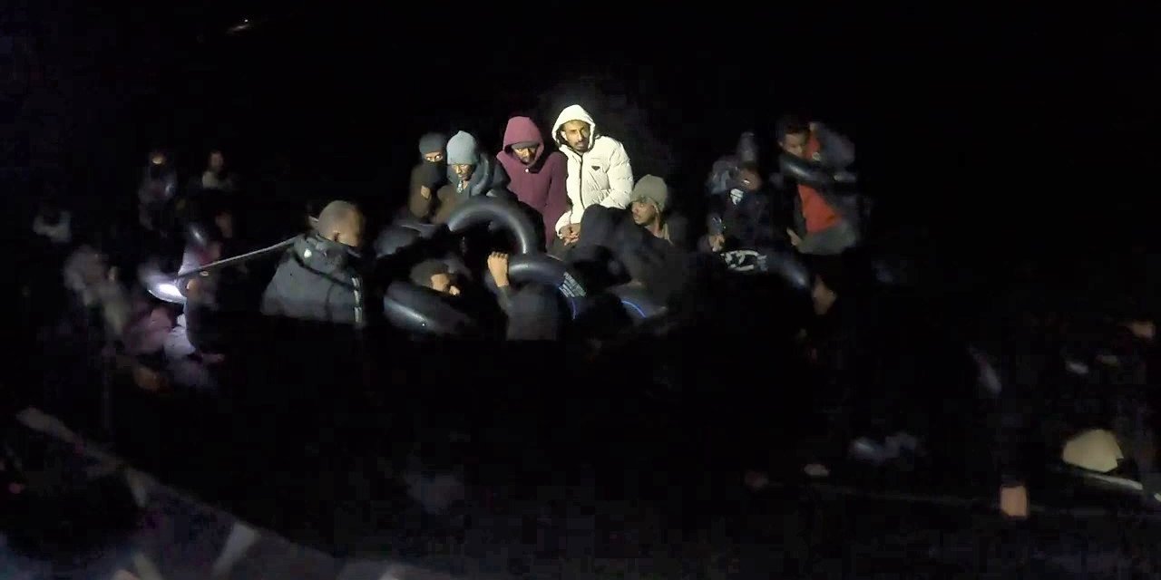 İzmir açıklarında 43 düzensiz göçmen kurtarıldı