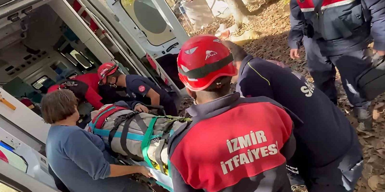 12 metrelik kuyuya düşen 80 yaşındaki Halil Amca, itfaiyenin müdahalesiyle kurtarıldı