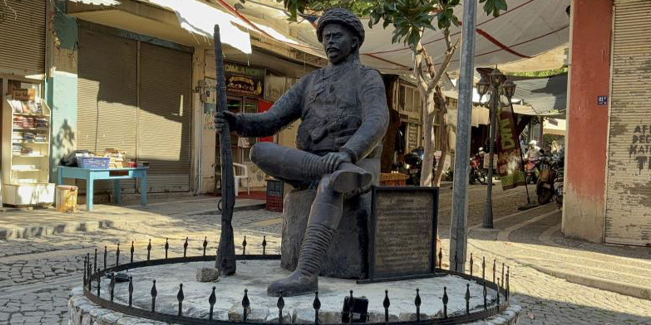 Yunanlıları kendi silahlarıyla vuran İsmail Efe’nin heykelindeki kama çalındı