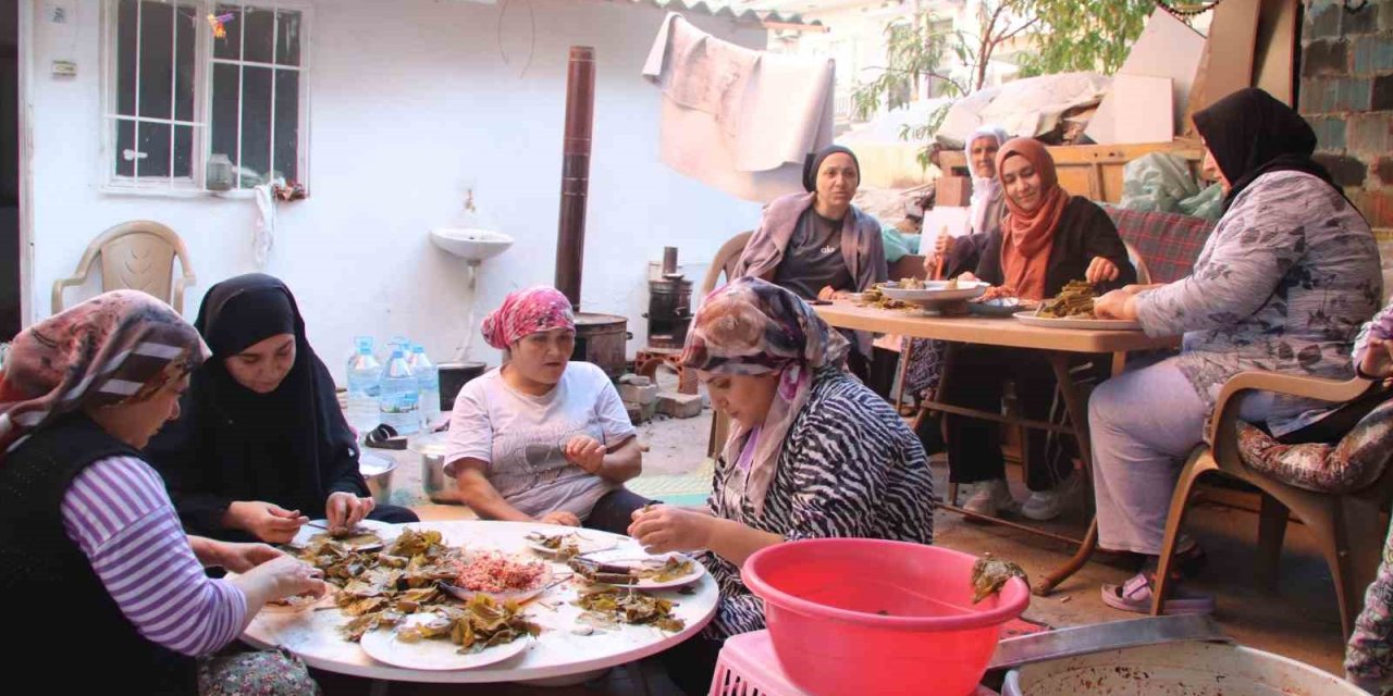 Turgutlulu kadınlar Gazze’ye destek için sarma sarıyor