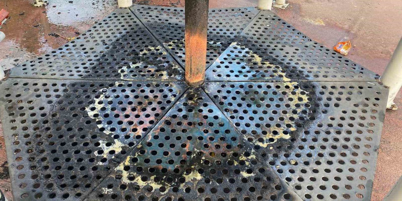 Parkta oynayan çocuklar oyuncağı ateşe verdi