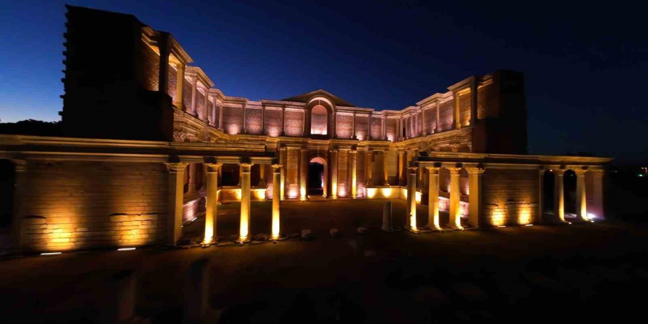 Paranın ilk basıldığı Sardes Antik Kenti artık gece de parlıyor