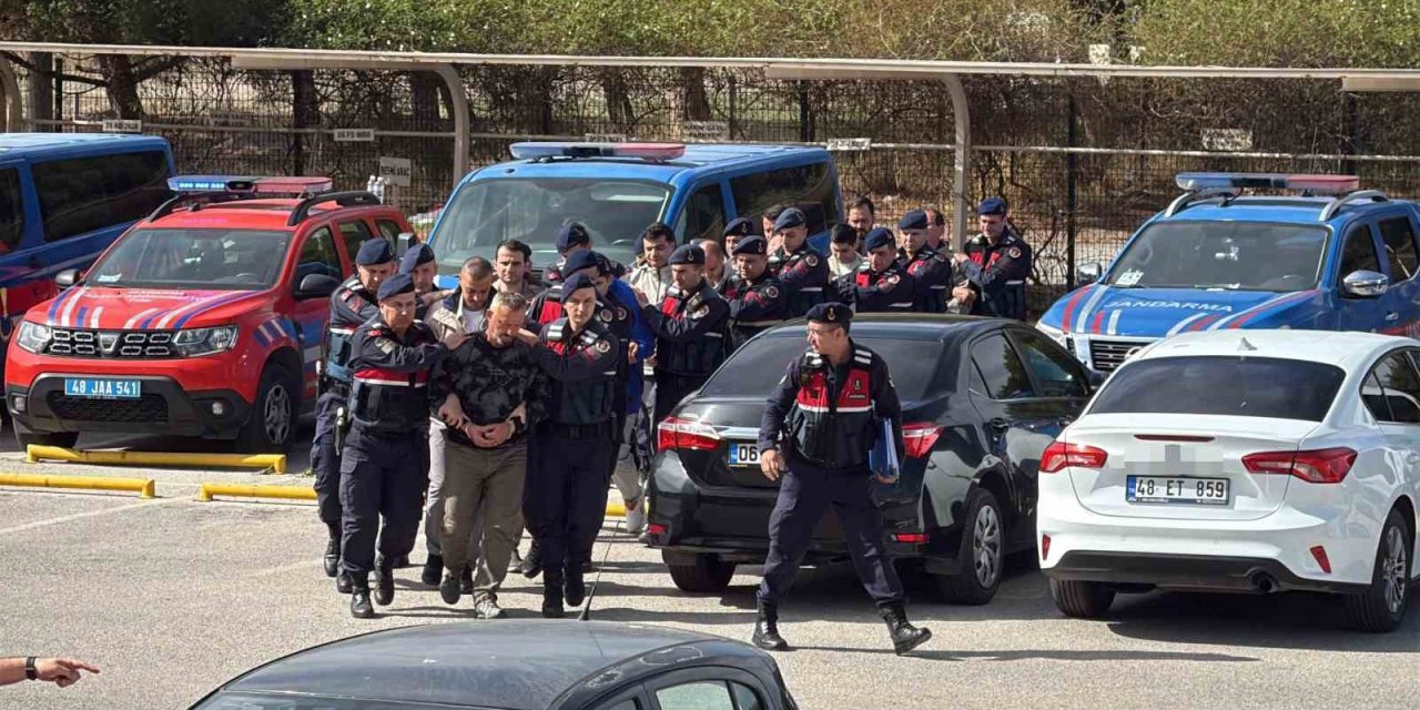 FETÖ şüphelileri denizde yakalandı