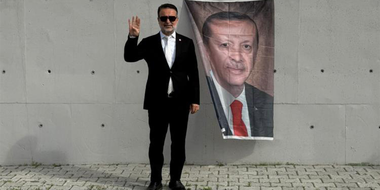 AK Partili başkandan Erdoğan sevgisi: Evinin çevresini afişlerle donattı