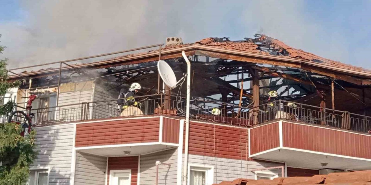 Denizli’de bir binanın çatısından başlayan yangın korkuttu; 5 kişi ekipler tarafından kurtarıldı