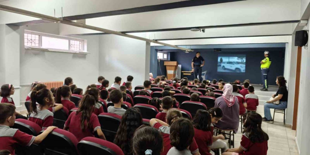 Buharkent’te Jandarma, minik öğrencilere görevlerini anlattı