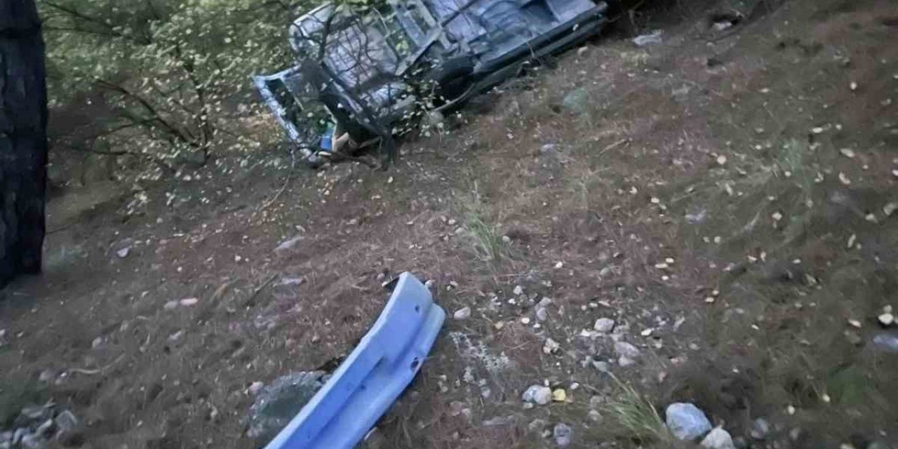 Uçuruma yuvarlanan araçtaki vatandaşı AFAD ekipleri çıkardı