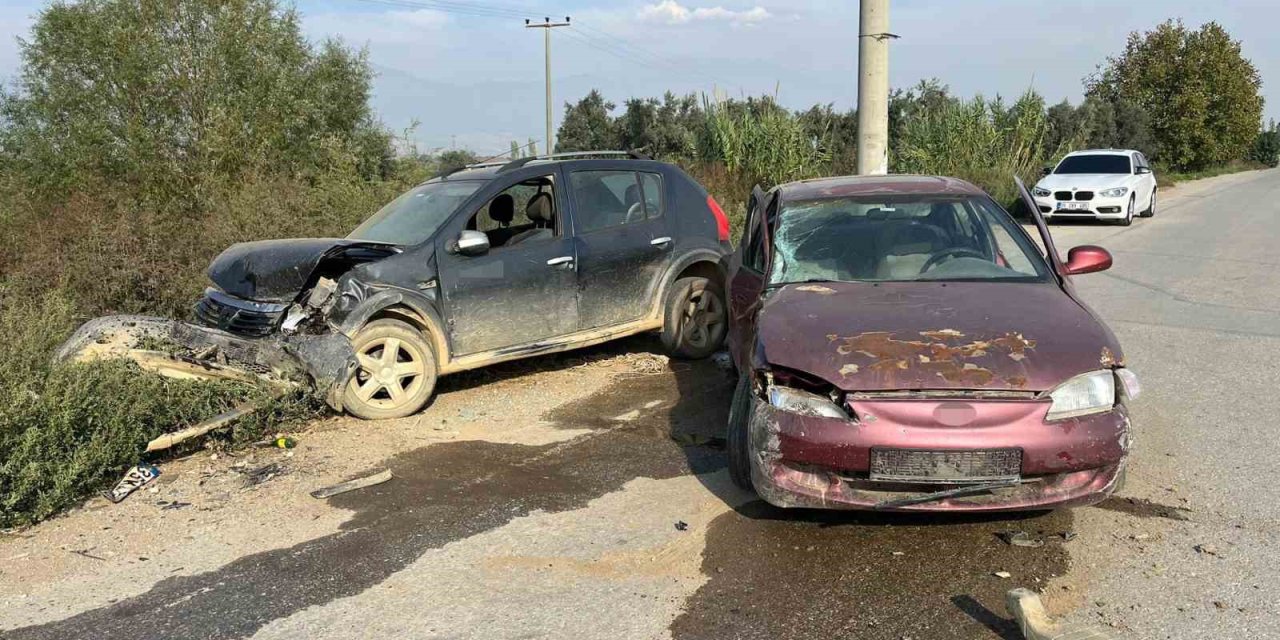 İki araç kafa kafaya çarpıştı: 2 yaralı