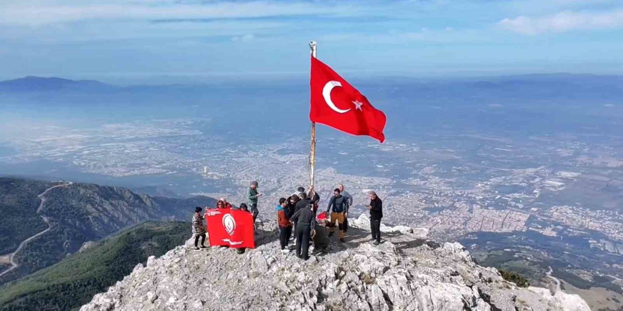 Görme engelliler Spil Dağı zirvesinde bayrak değiştirdi