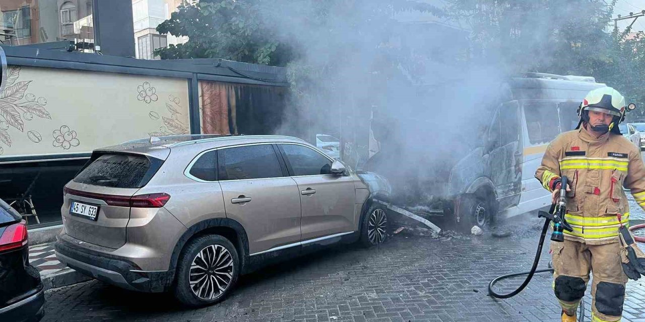 Öğrenci servisi yandı: 13 çocuk son anda kurtarıldı