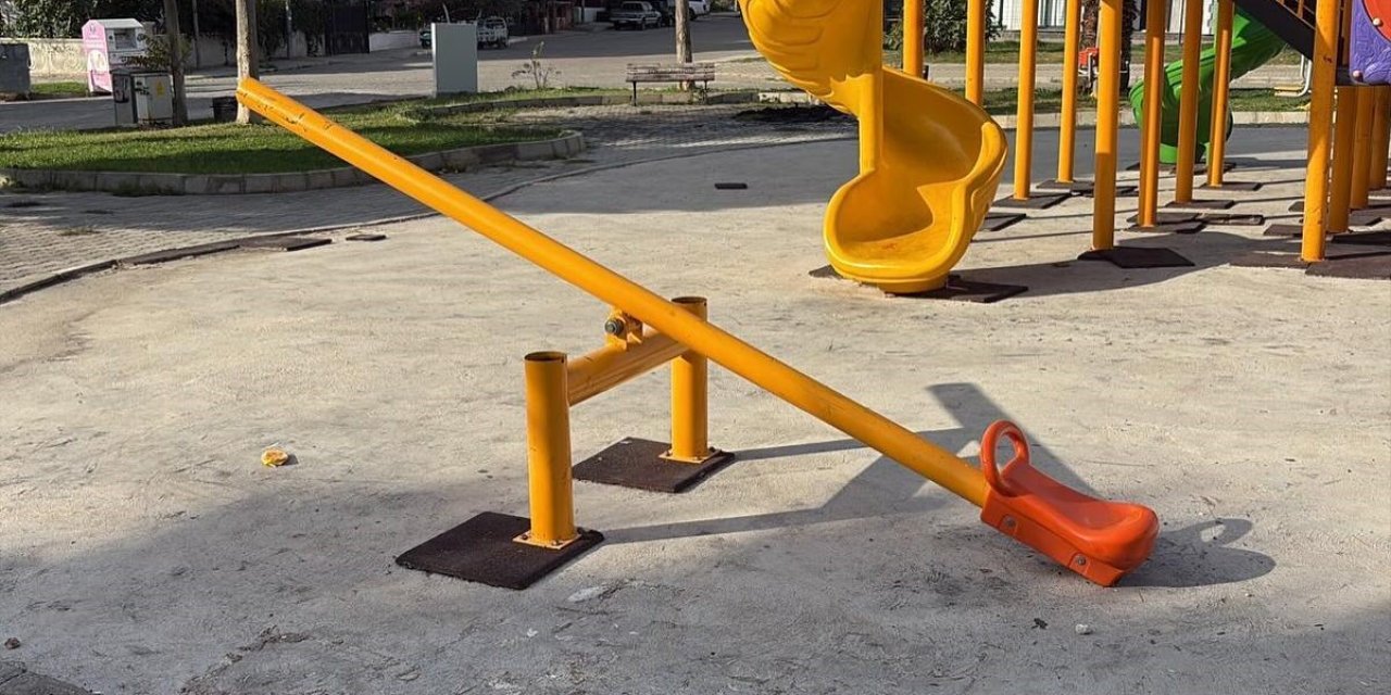 Çocukların oyun alanı tahrip edildi, zemin kaplamaları ateşe verildi