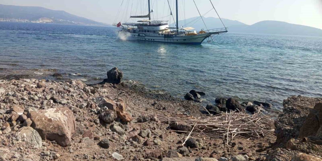 Bodrum’da yelkenli tekne karaya oturdu