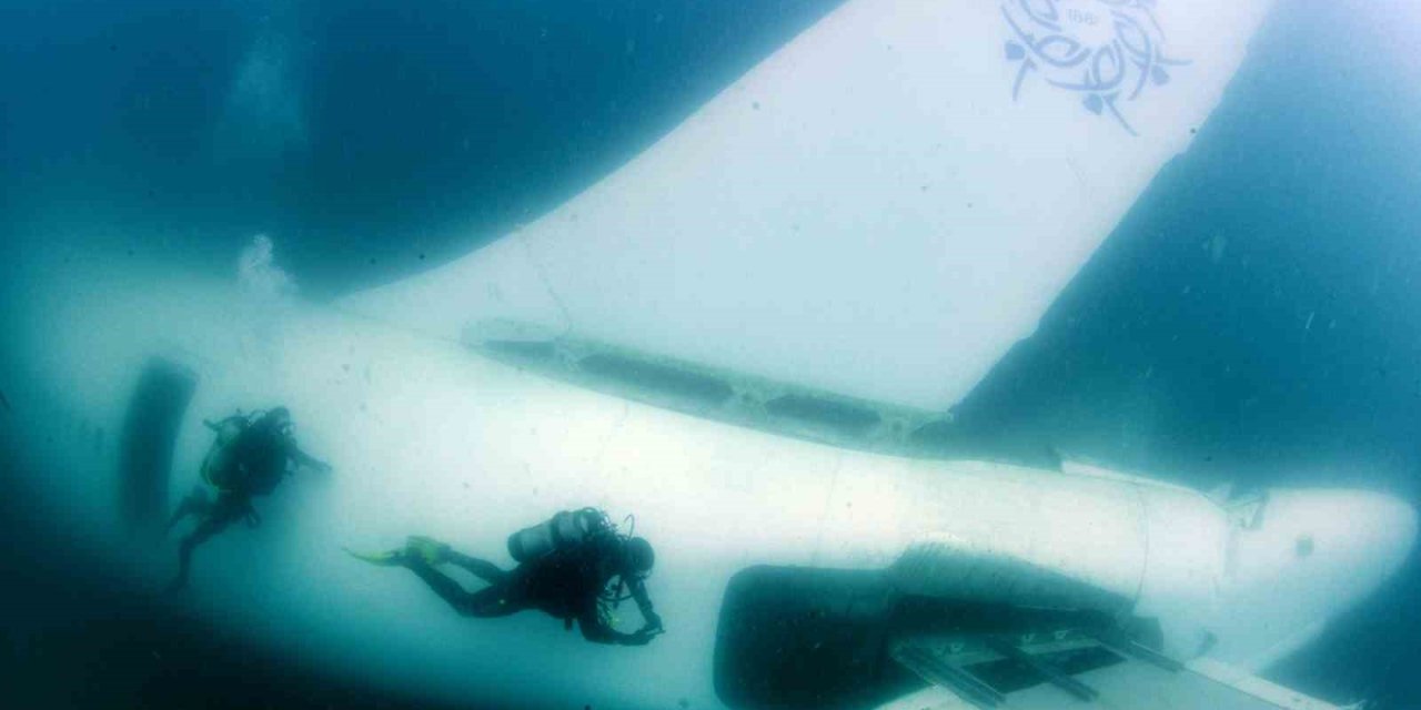 Batık uçak turistlerin ilgi odağı oldu