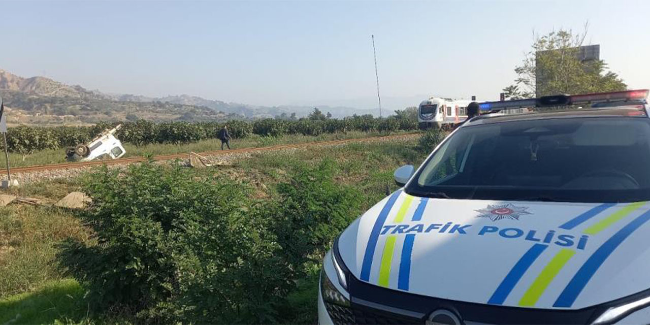 Trenin çarptığı kamyonet ikiye bölündü: 1 yaralı