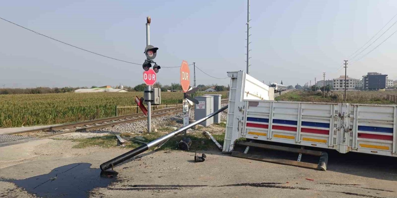 Turgutlu’da hemzemin geçitte kaza: Kamyonetin kasası koptu