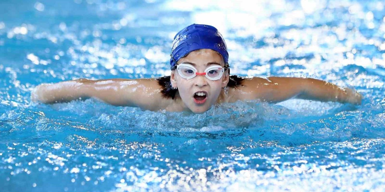 Aliağa Belediyesi’nin yüzme havuzları İzmir’de sporun merkezi oldu