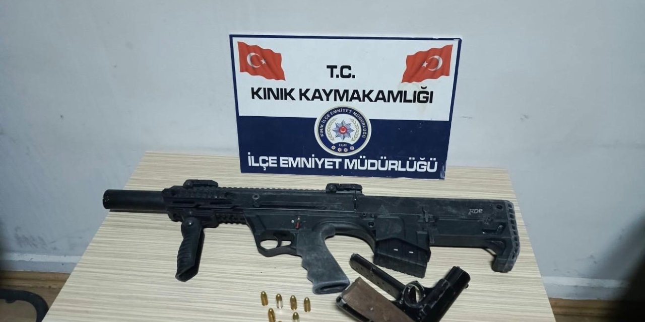 Üzerindeki mermiler ele verdi, evinden ruhsatsız silah ve tüfek çıktı