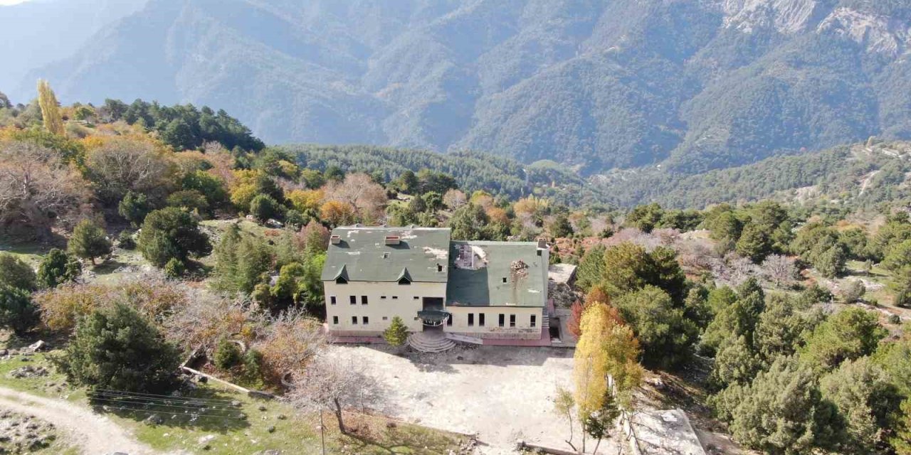 Viraneye dönen Paşa Yaylası Oteli ayağa kalkacağı günü bekliyor