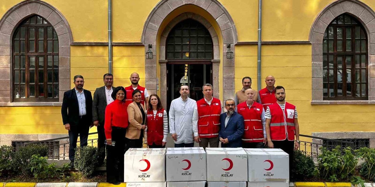 Türk Kızılay Manisa’dan tedavi gören vatandaşlara giysi desteği