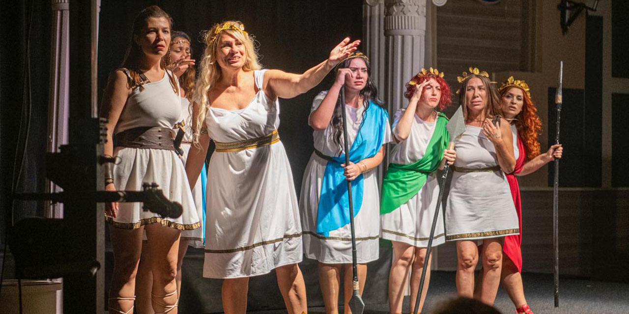 Perde ‘Kadınların Savaşı’ ile açıldı