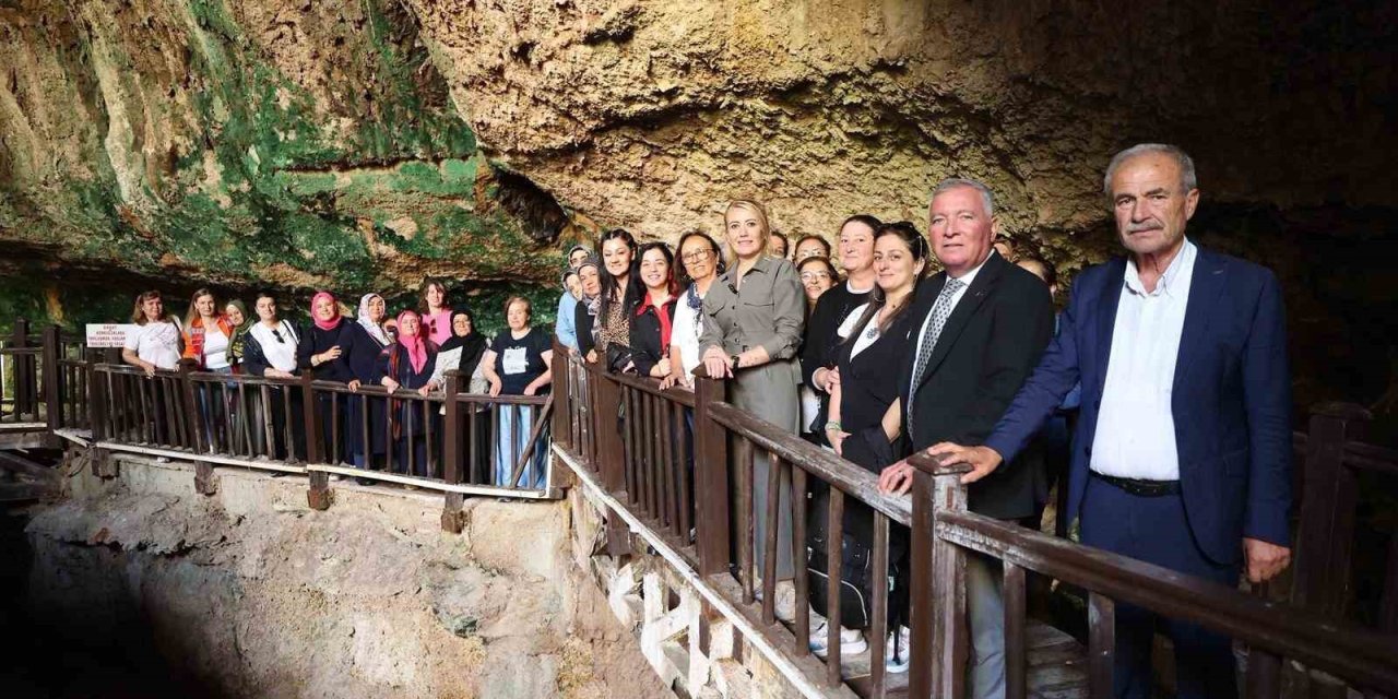 Merkezefendili kadınlar Pamukkale ve Kaklık Mağarasını geziyor