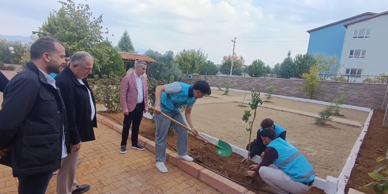 Karacasu Belediyesi’nden öğrenci yurdu bahçesine yeşil dokunuş