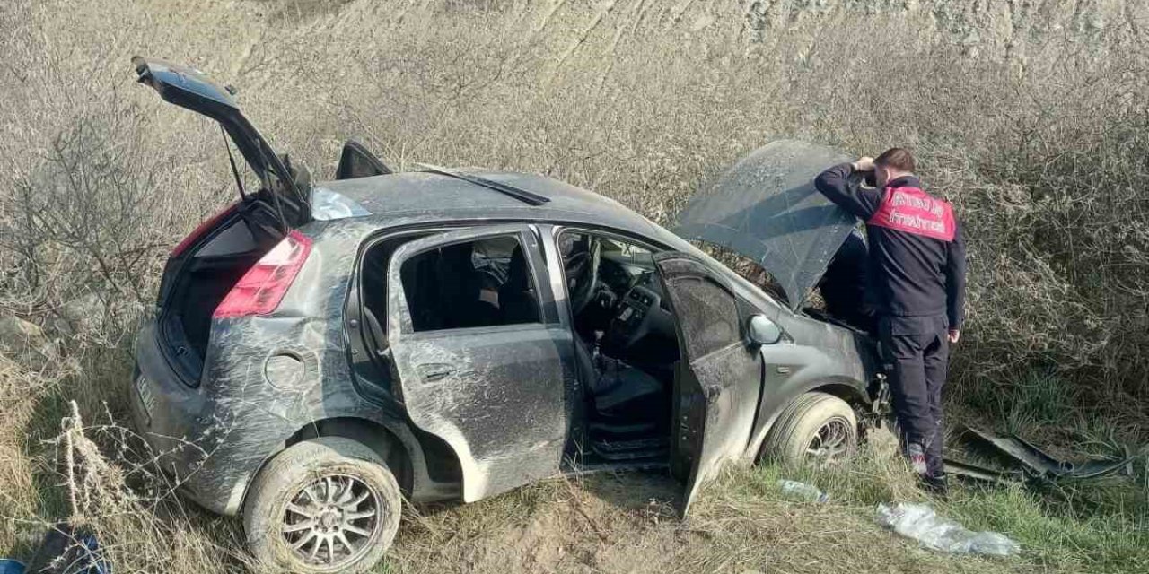 Kontrolden çıkan otomobil, yol kenarına savruldu: 3 yaralı