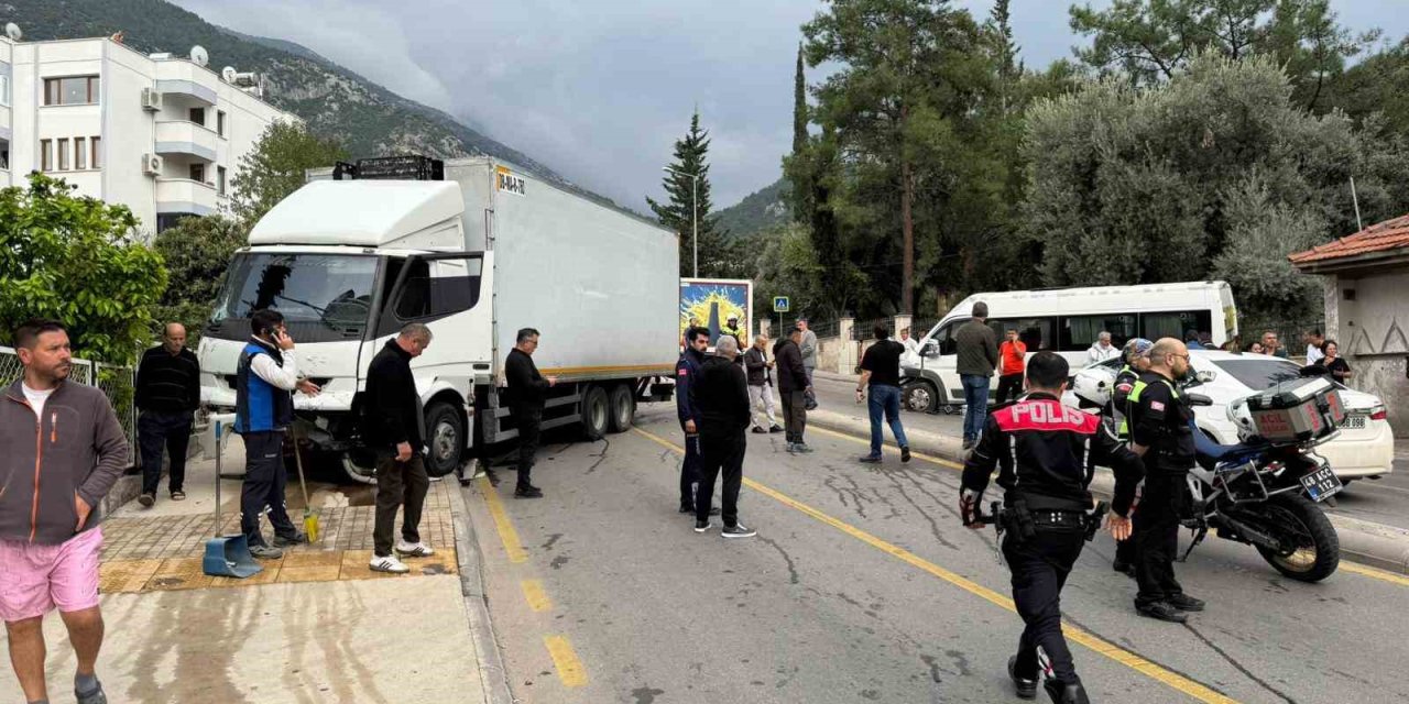 Fethiye’de freni patlayan kamyon, öğrenci servisine çarptı