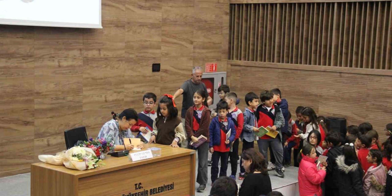 Muğla Büyükşehir Belediyesi Pelin Güneş’i minik okurlarla buluşturdu