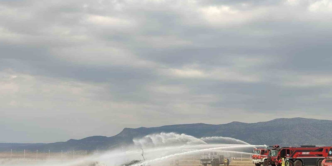 Çardak Havaalanında uçak kaza kırım tatbikatı yapıldı