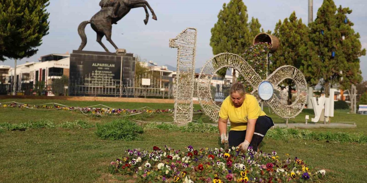 Aydın rengarenk çiçeklerle bezeniyor