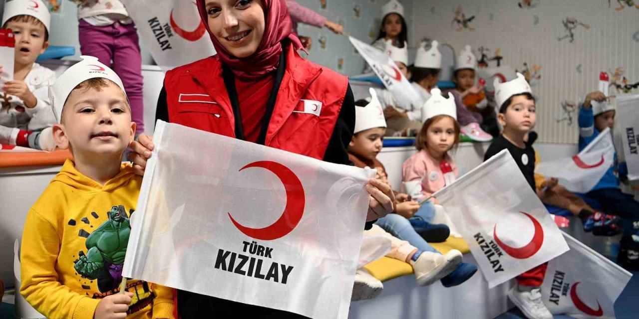 Kuşadası Belediyesi Çocuk Gelişim Merkezi’nde miniklere Kızılay anlatıldı