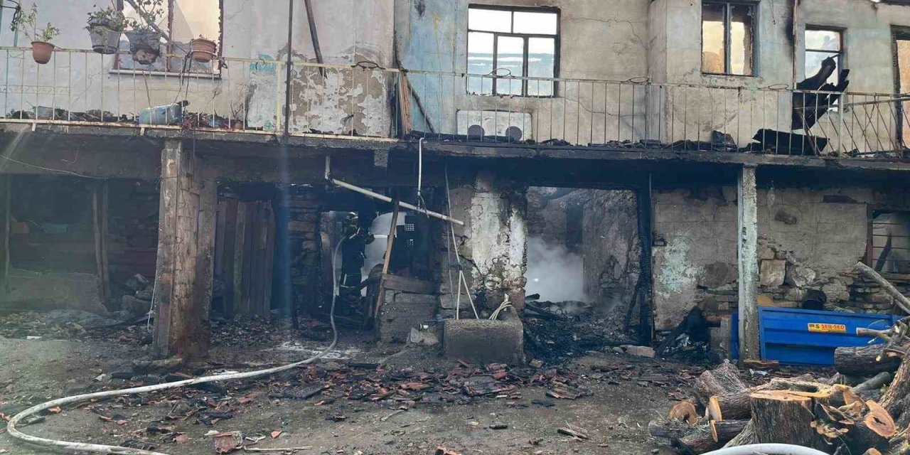Bozdoğan’da çıkan yangında ev tamamen küle döndü
