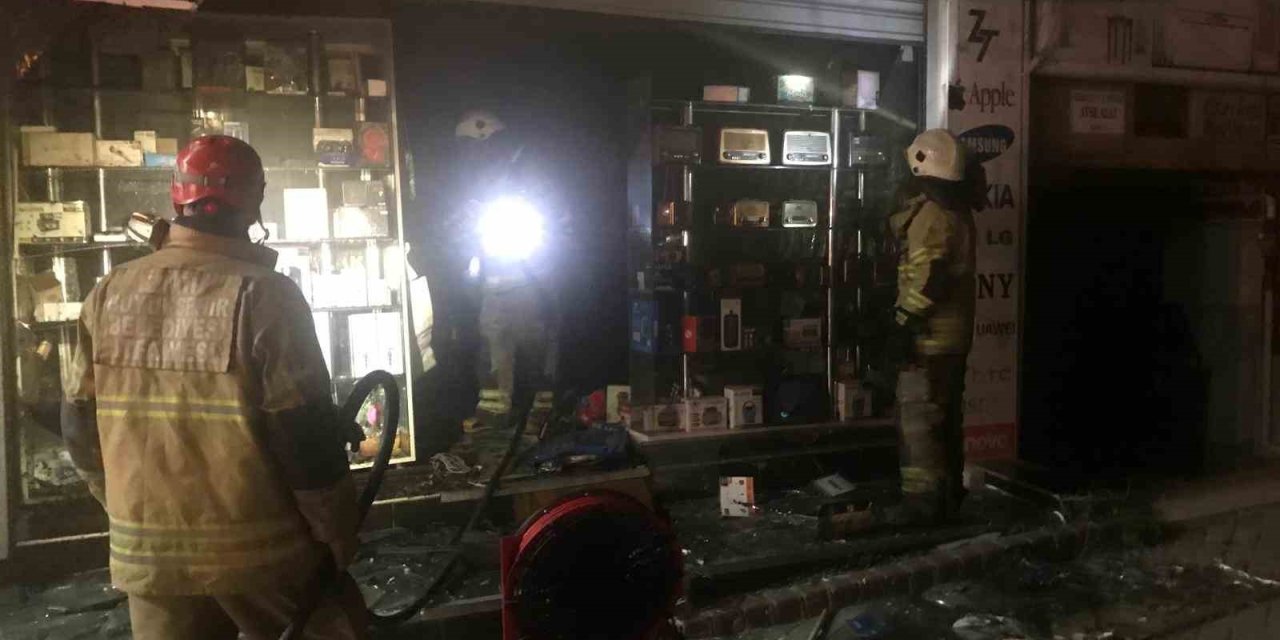 İzmir’de cep telefonu aksesuar mağazasında yangın