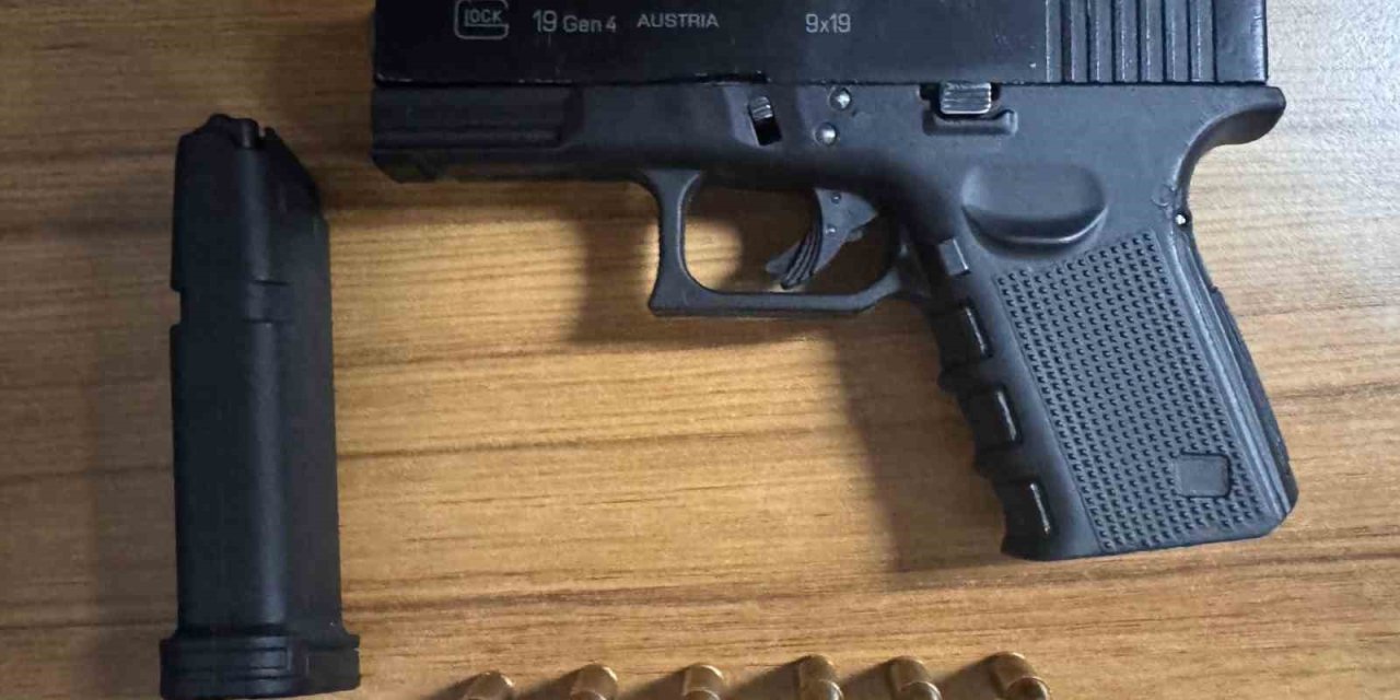 Polis şüphesinde haklı çıktı, motosikletin selesinden tabanca ele geçirdi