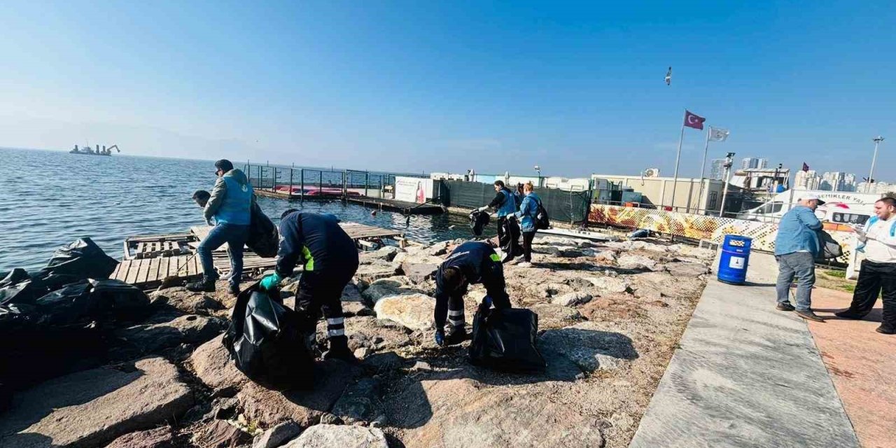 Doğaseverler Karşıyaka’da kıyı temizliği yaptı