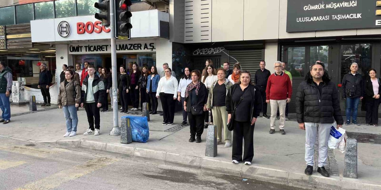 İzmir saat 09.05’te Ata’sını andı