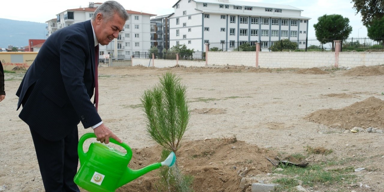 Buharkent’te ’Geleceğe Nefes Olacak’ fidanlar toprakla buluştu