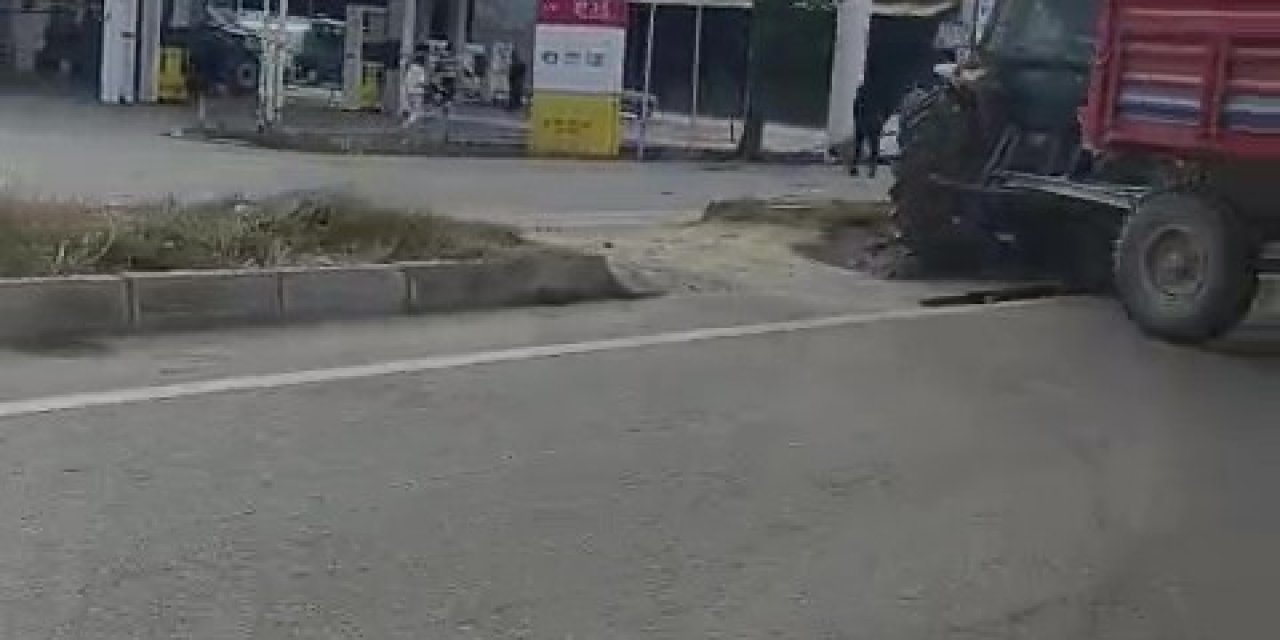 Refüjden yolun karşısına geçmek isteyen traktöre otomobil çarptı