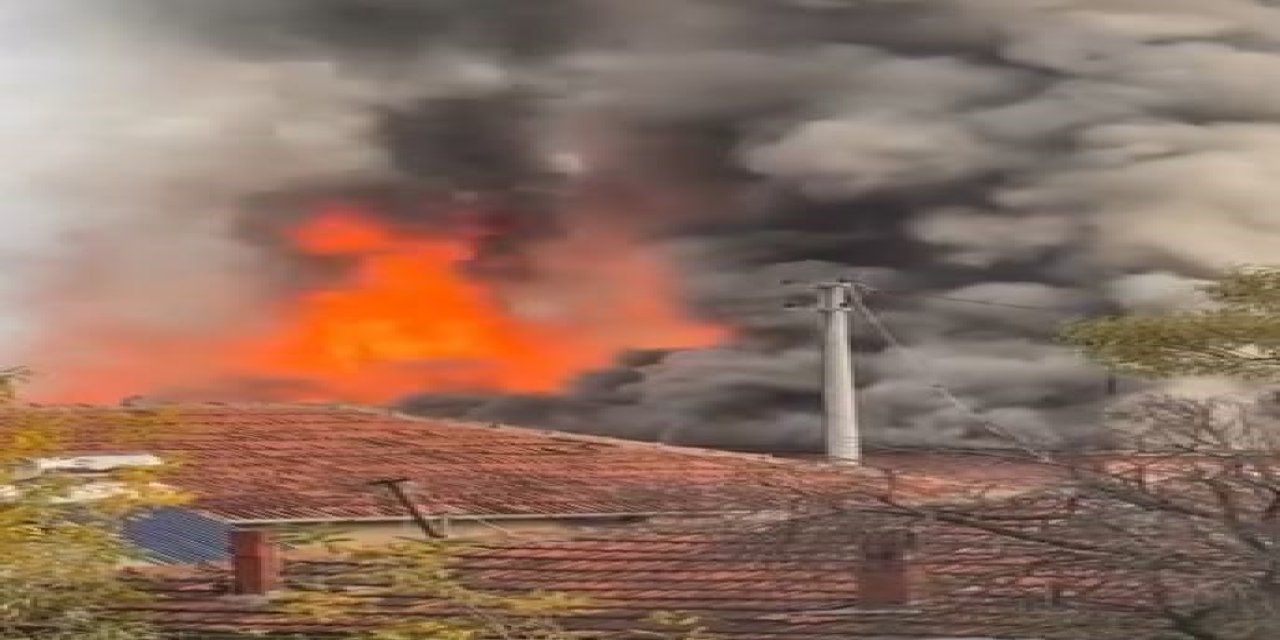 Anne ve oğlunun yaşadığı 2 bitişik ev yangında kullanılamaz hale geldi