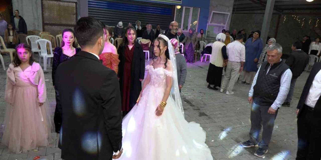 Gelin damat düğünü yarıda kesip Ata’sını andı