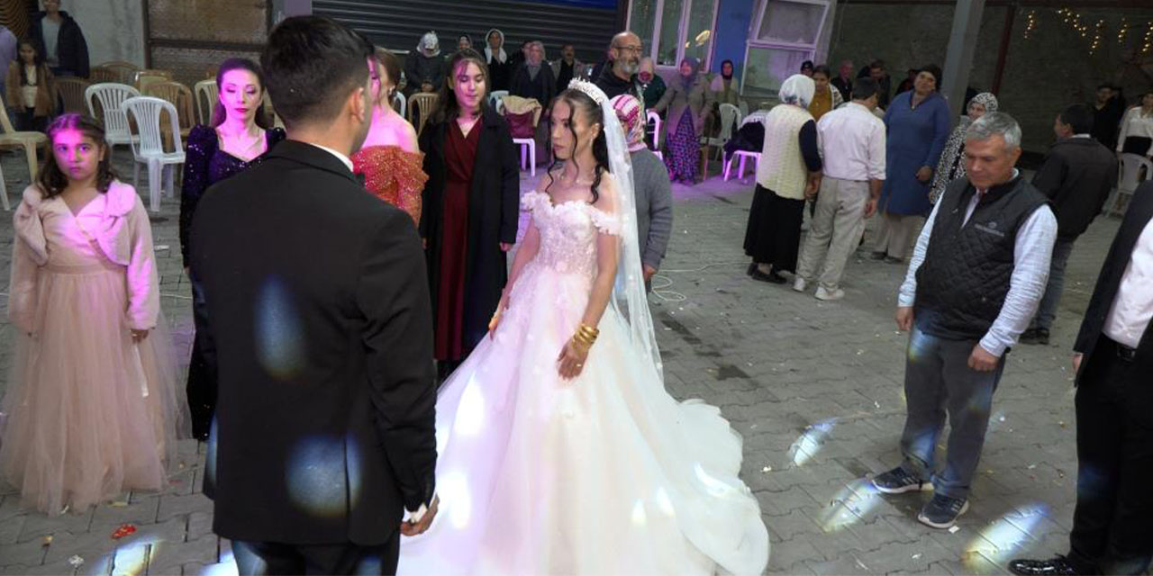 Gelin damat düğünü yarıda kesip Ata’sını andı