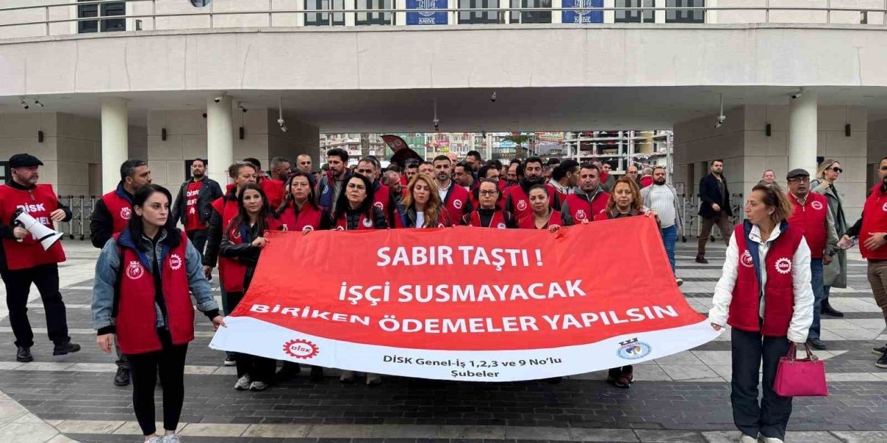 İzmir Büyükşehir önünde işçilerden oturma eylemi