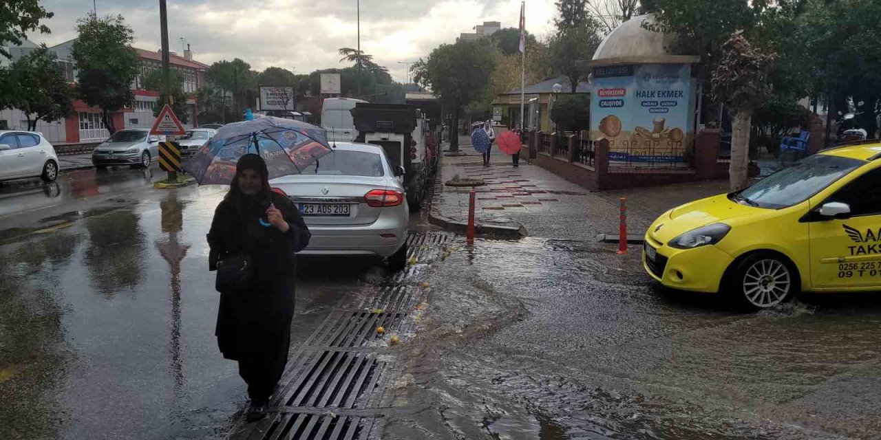 Aydın’da on beş dakika yağdı, yollar göle döndü