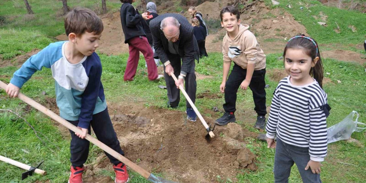 Milli Ağaçlandırma Günü’nde Salihli’de 600 fidan toprakla buluştu