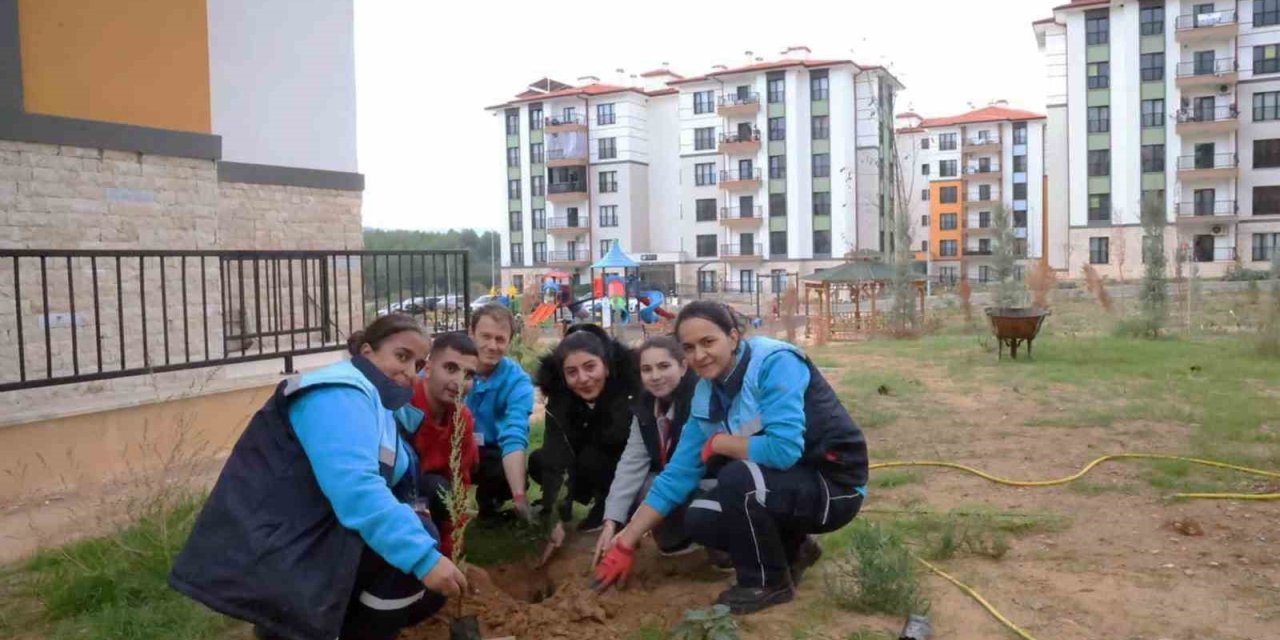 Menteşe Akçaova TOKİ Site yönetiminden ‘Yeşil Vatan’a fidanlı destek