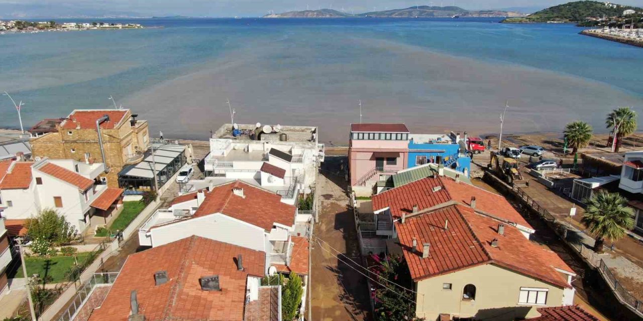 Foça’da sel suları denizin rengini değiştirdi