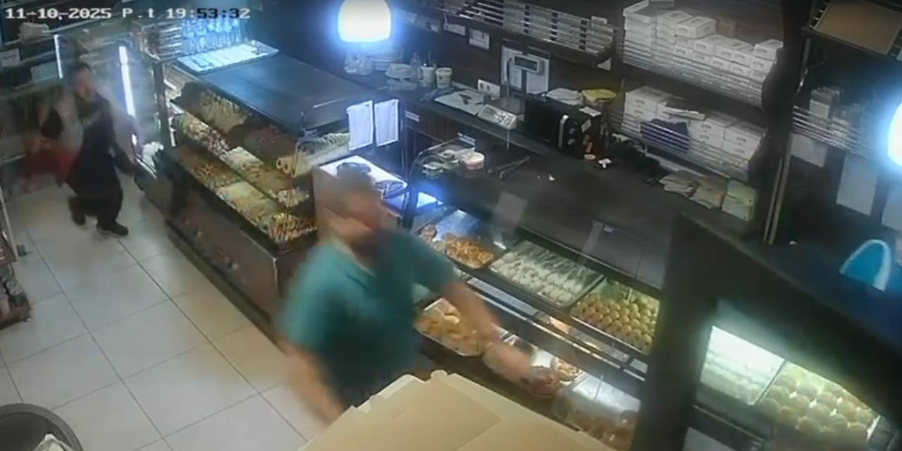 Pastanede dehşet anları: Elinde bıçakla müşterilere saldırdı